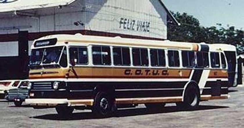 1957 ACLO-Verheul 03 AEC-VERHEUL bussen lijkt. Duidelijk zien we dat de wagen de motor achterin heeft en let vooral op de lengte die zeker een stuk korter