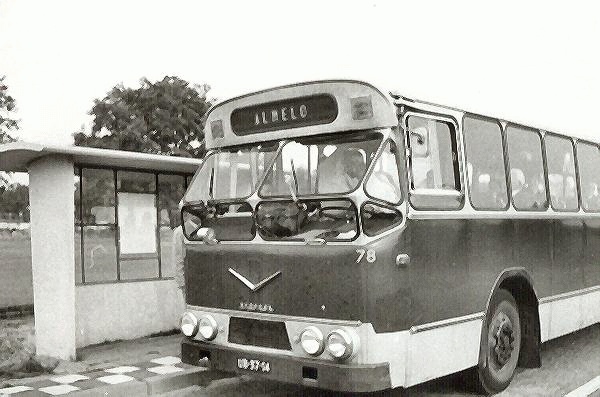 1964 AEC nr. 78 met carrosserie van verheul. Opname halte THT Enschede richting Hengelo in 1970