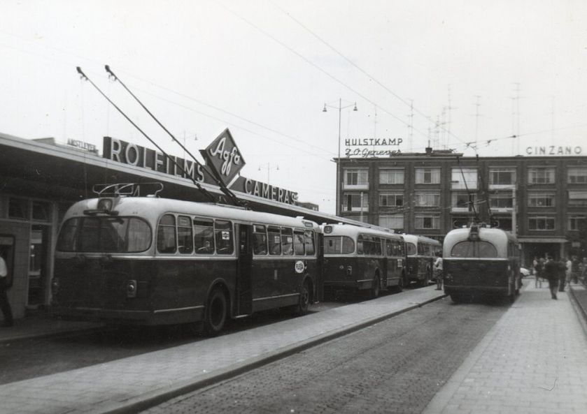1965 Stationsplein Arnhem 20 juli 1965 BUT-Verheul Diesels en Trolleybussen