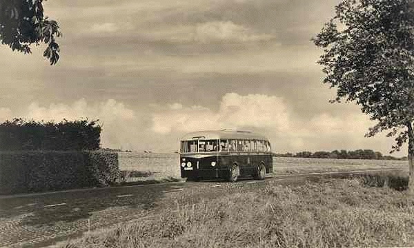Ford Transit nr. 58 met carrosserie van Verheul-Aviolanda met de moter achterin. Deze bus had 28 zitplaatsen.