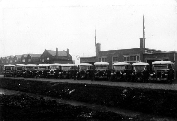 Van Gog 18a Particuliere busonderneming Gebr. van Gog, oplevering van de nieuwe garage met 11 bussen,1930 10x De Dion-Bouton, 5e van links G.M.C.
