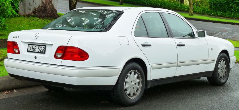 1998-1999 Mercedes-Benz E 240 (W210) Elegance sedan (2011-11-17) 02