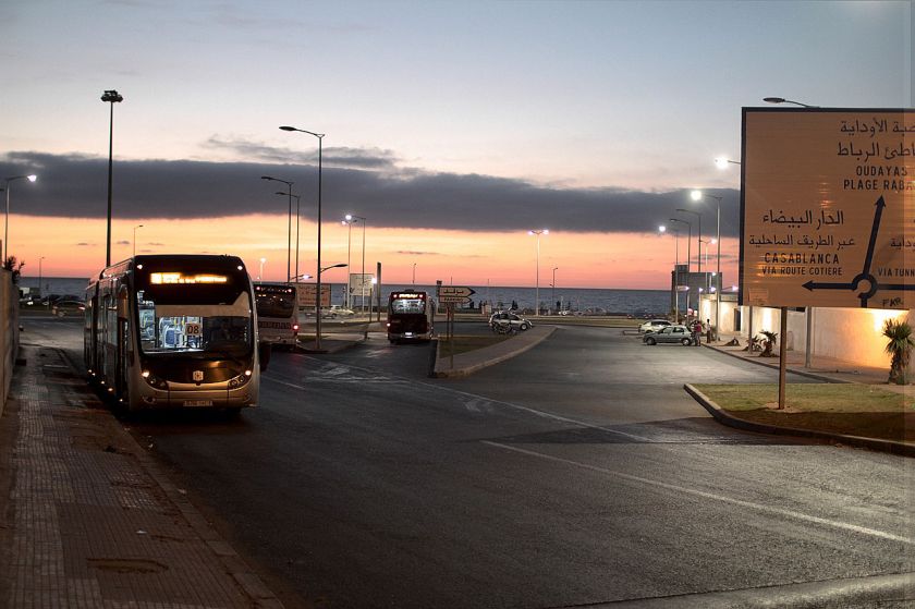 2012 ZhongTong bus van het gemeentevervoersbedrijf van Rabat wacht bij de eindhalte aan de Atlantische oceaan. Juli 2012