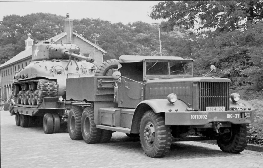 DiamondT Model 981 Soft Top met M9 Rogers aanhangwagen als M-20 Tanktransporter