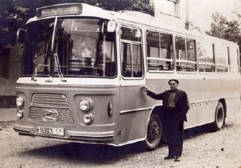 El Sr. Faustino Bertán con el autobus Zane AUTOBUS 19
