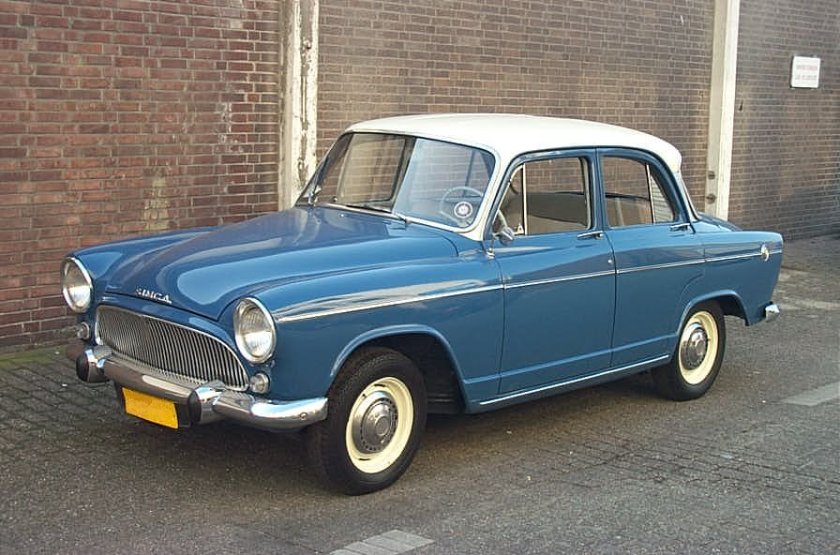1961 Simca Aronde P60 Elysée, blue with white roof, Rush engine The vehicle was among the many classic cars handled by the Garage de l'Est