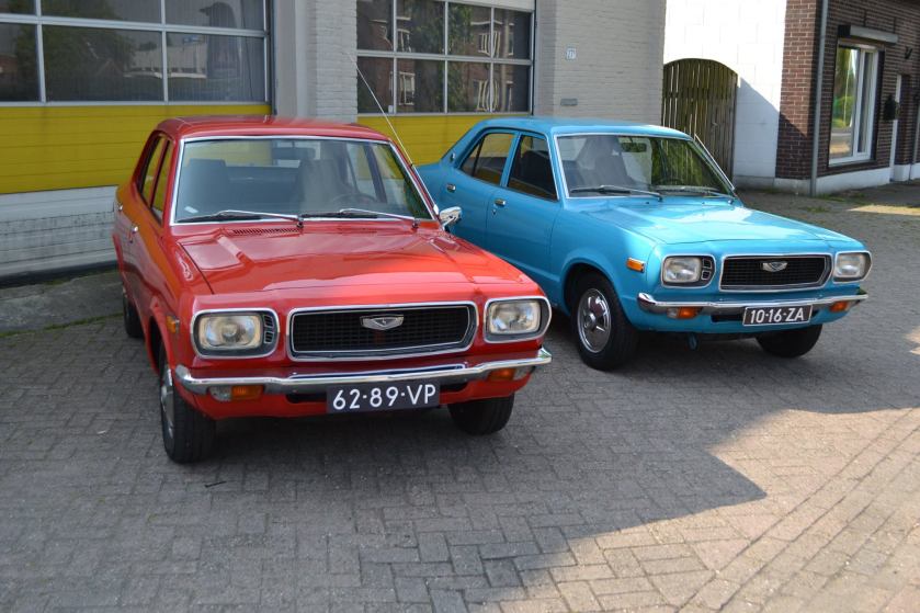 1973 Mazda 818 sedan Standard (rode), Mazda 808 sedan Deluxe (blauw)