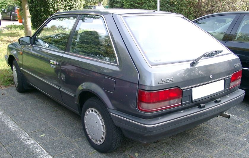 1990 Mazda_323_rear_20070920
