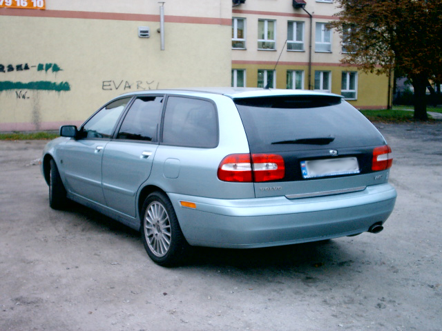 1995-2004 Volvo.v70-silver.back-by.ranger