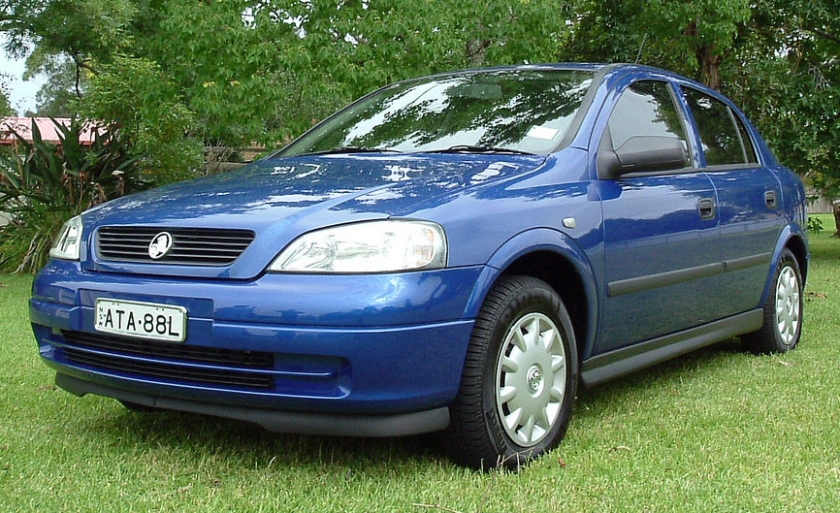 2004_Holden_Astra_(TS)_Classic_5-door_hatchback_(2005-01-27)