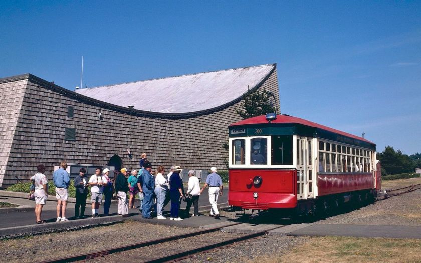 Astoria_Riverfront_Trolley_car_300_at_Maritime_Museum,_July_1999