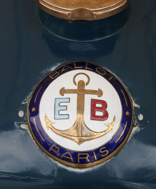 EB_(Édouard_Ballot)_badge_on_1920_Ballot_Straight_8_-_Flickr_-_exfordy