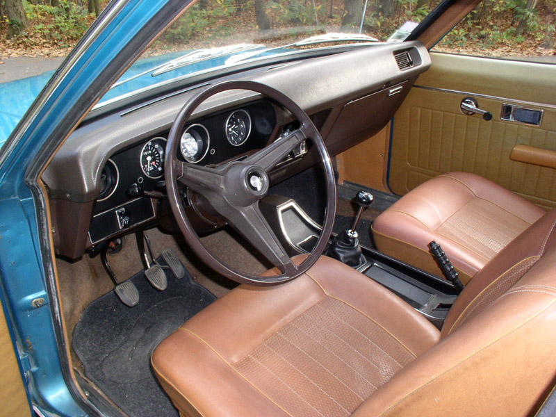 Interior of a Chrysler 160 fitted with manual transmission.