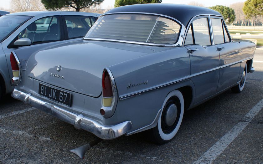 Simca Ariane, rear view. The increased height of the fins incorporating the tail-light clusters identify this example as a car produced during or after 1959.