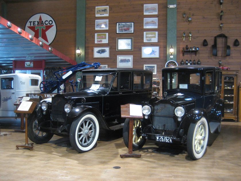 1918+20 Packard Twin Six, 3. Serie, Modell 3-35; seitengesteuerter V12, 90 PS 2600 min. Links Limousine (1920), rechts Brougham (1918)