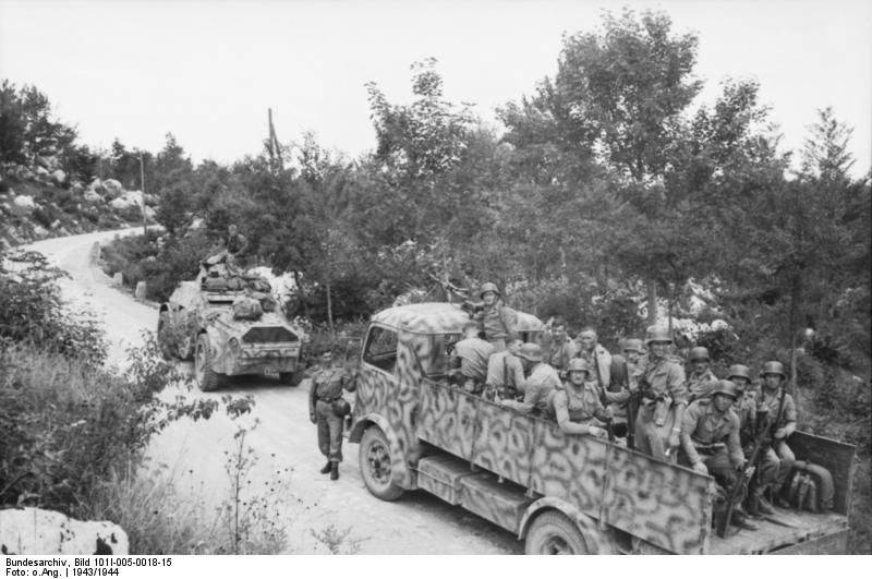 Jugoslawien, Polizeieinsatz, Spähpanzer u. LKW
