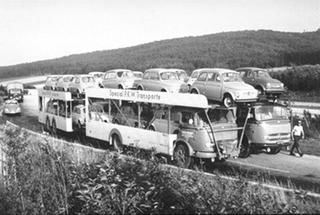 1959 FIAT's met opleggers vol Fiatjes
