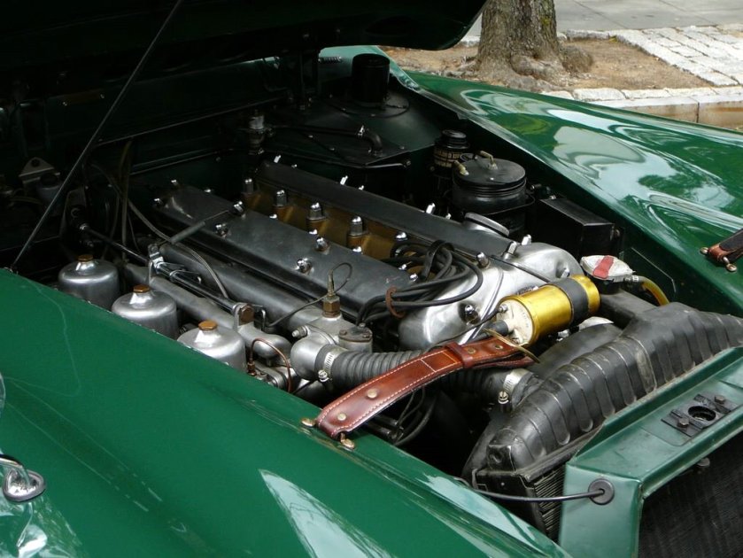SC06 Jaguar XK150 engine triple SU H8 carburettors