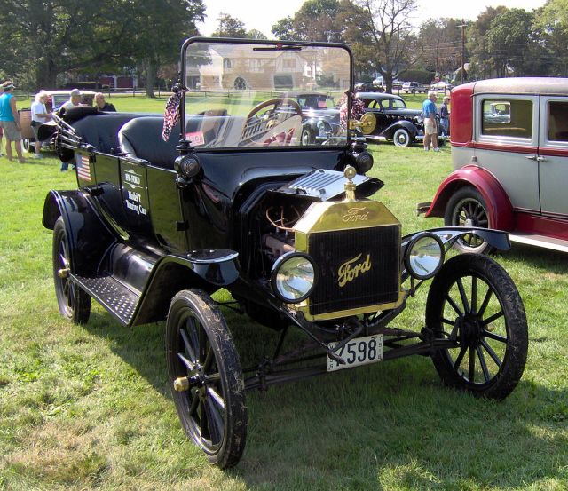 1916_Ford_Model_T_touring_car