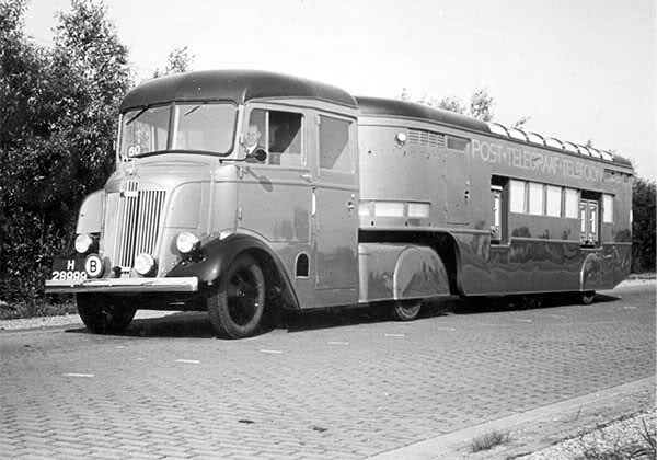 1939 Chevrolet trekker met de mobiele postkantoor trailer