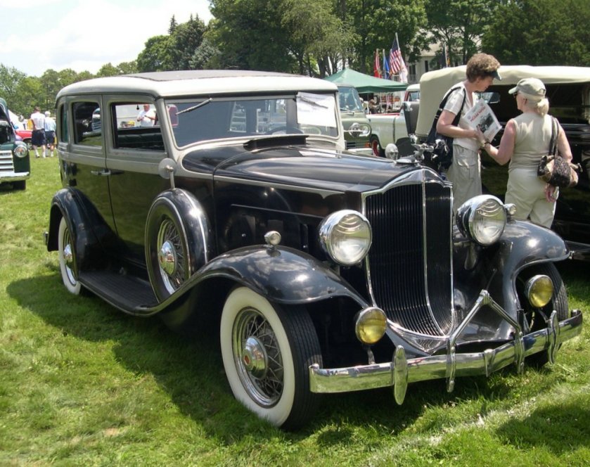 1932 Packard Light Eight Model 900 4-door sedan