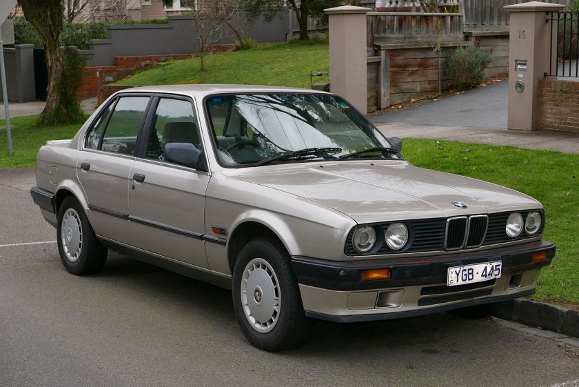 1990 BMW 318i (E30) 4-door sedan 01