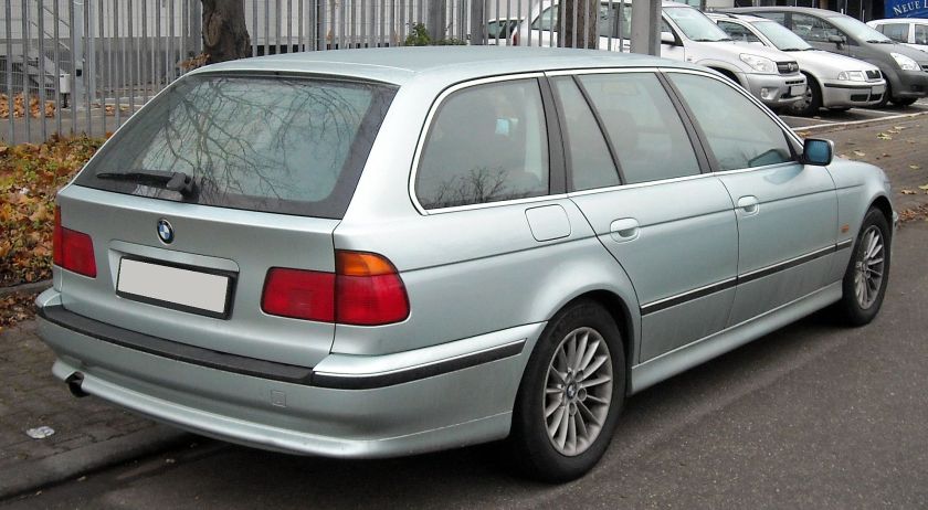 1998 BMW E39 Touring rear before facelift