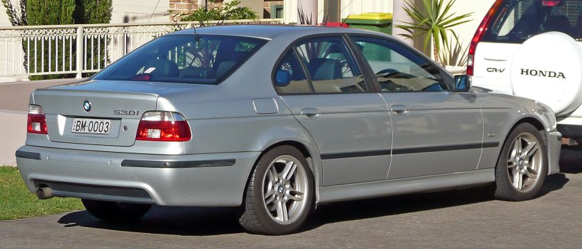 2000-03 BMW 530i (E39) Sport sedan 01