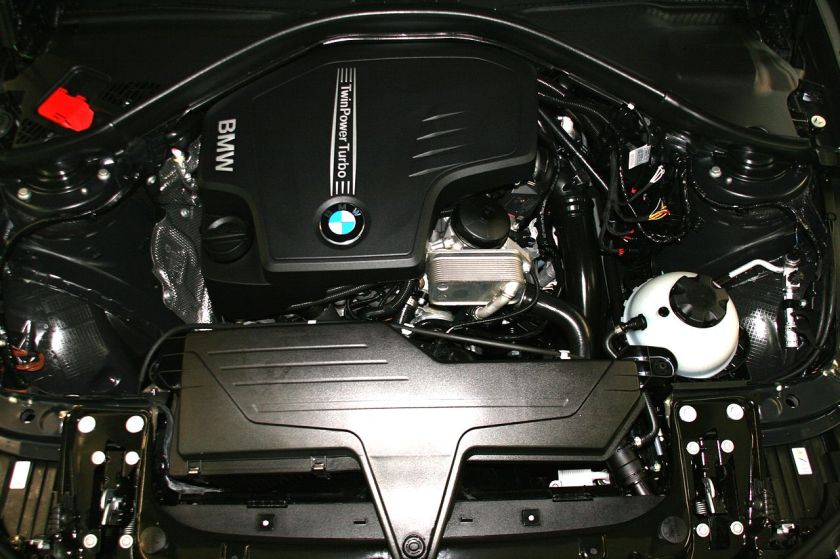 2012 BMW 328i F30 Motorraum 1