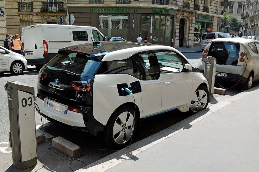 BMW i3 charging on_Autolib' station in Paris trimmed