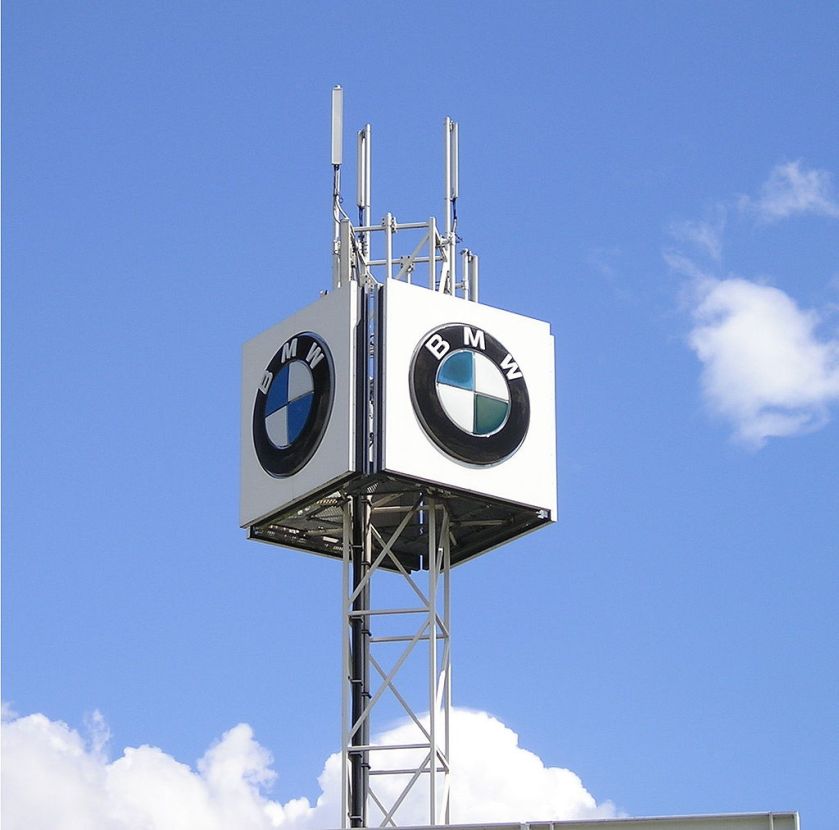 BMW_Logo_für_Werbung_auf_Gestell_montiert