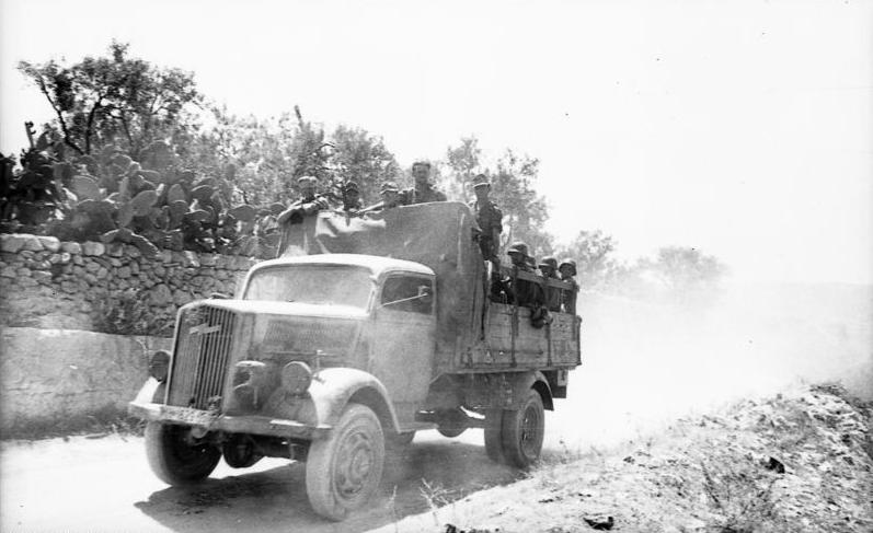 Italien, Soldaten auf LKW Opel-Blitz
