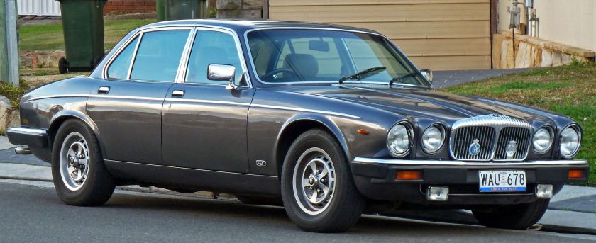 1986-1988 Daimler Double Six sedan 01