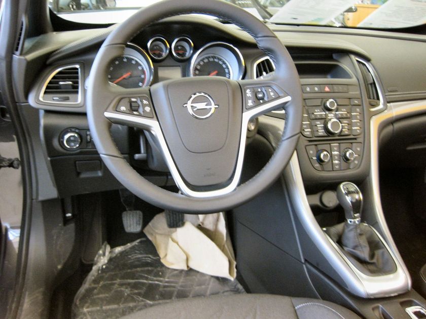 2013–present Opel Cascada Cockpit