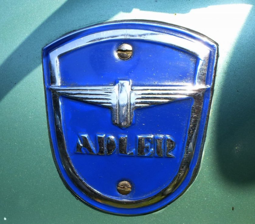 adler tankemblem-an-einem-oldtimer-motorrad-84410