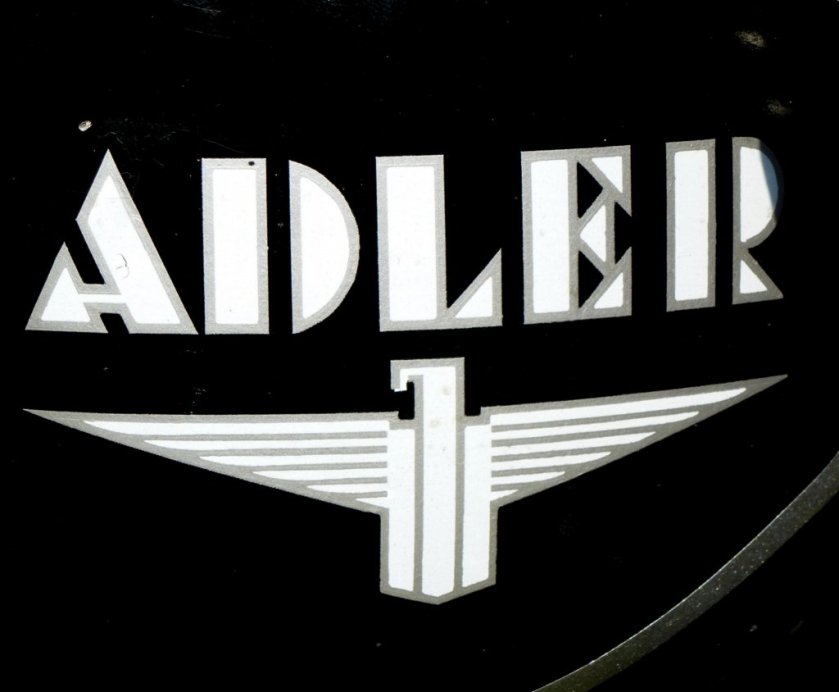 adler-tankemblem-an-einem-oldtimer-motorrad-84615