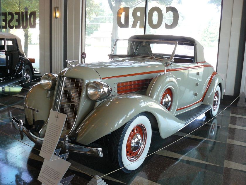 1936 Auburn 654 Cabriolet.