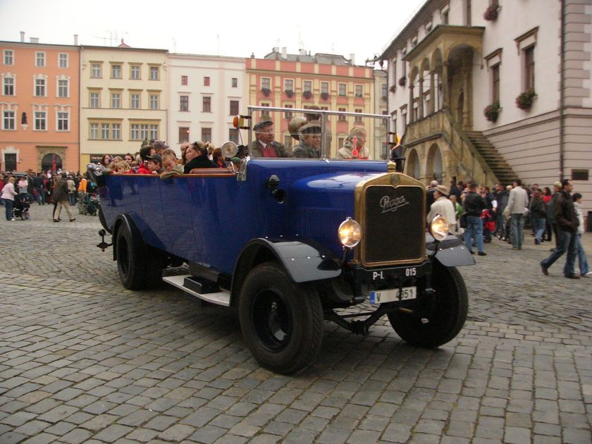 1927 Praga s kapacitou 30 míst pro vyhlídkové jízdy provozovala v Praze firma Čedok od roku