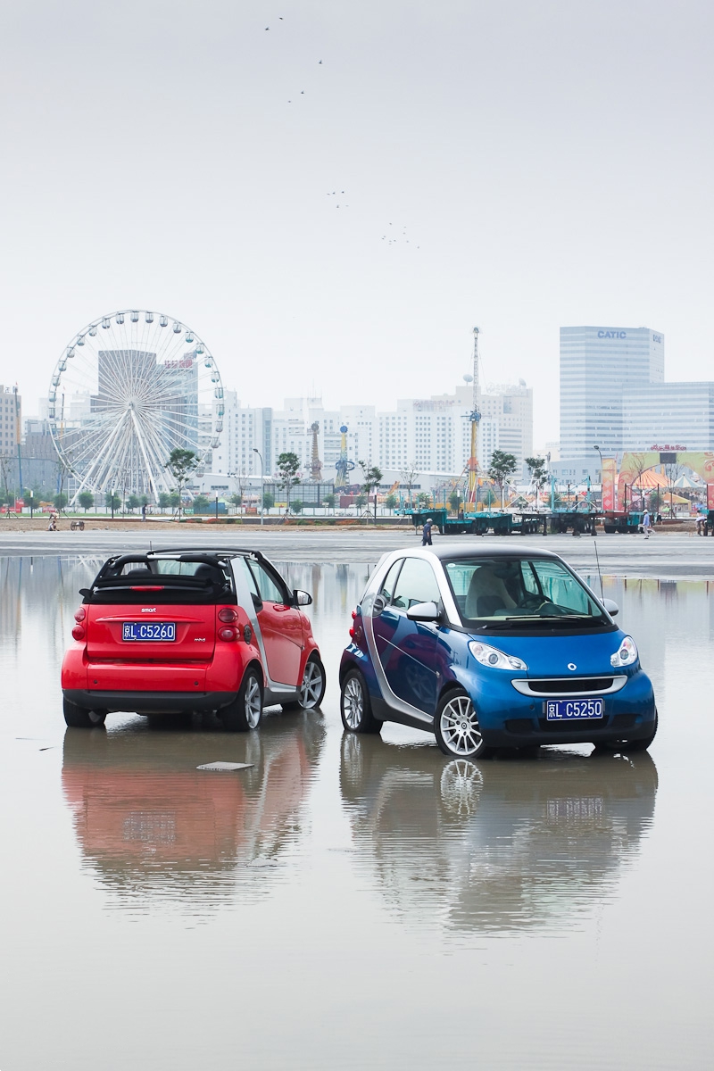 A Smart Fortwo mhd cabrio (left) and a Smart Fortwo mhd coupe (right)