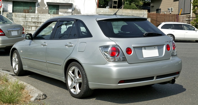 2003-05 Altezza Gita (JCE10; Japan) exported as Lexus IS SportCross