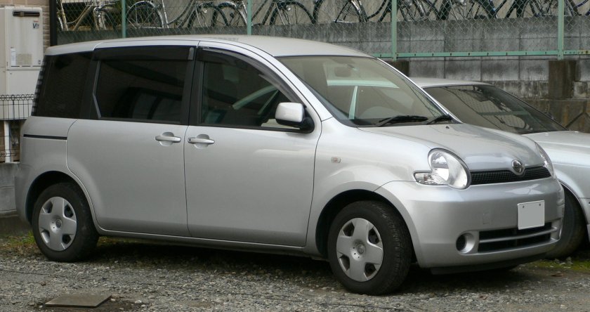 2003-06 Toyota Sienta 01