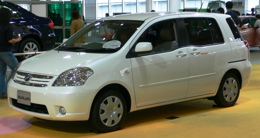 2006 Toyota Raum 01