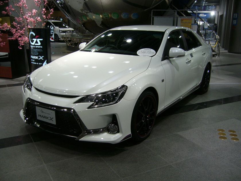 2013 Toyota Mark X G's front
