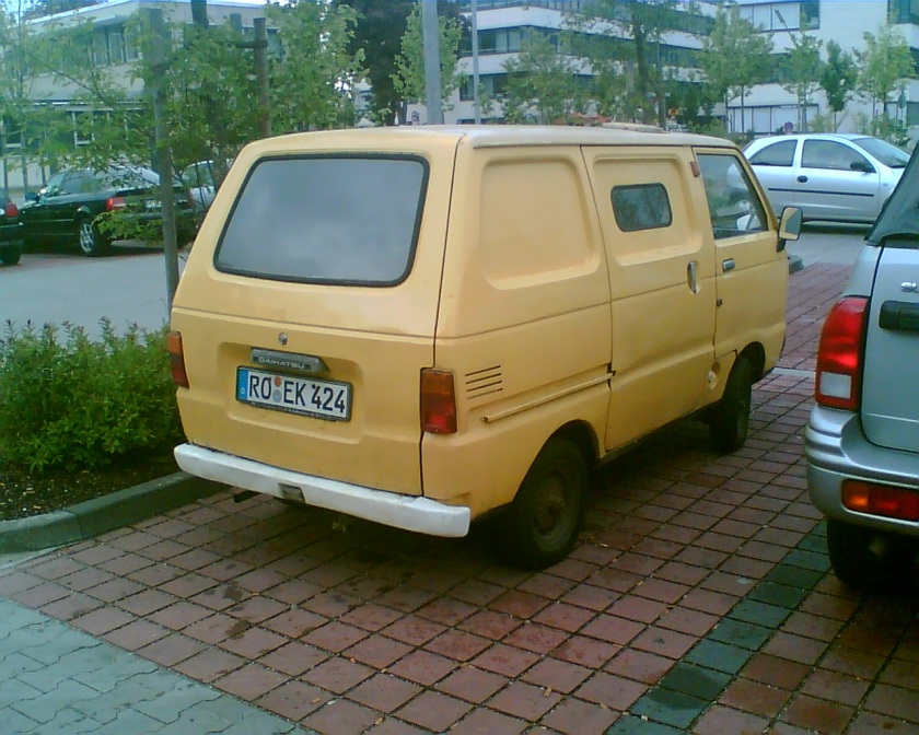 Old Daihaitsu Van