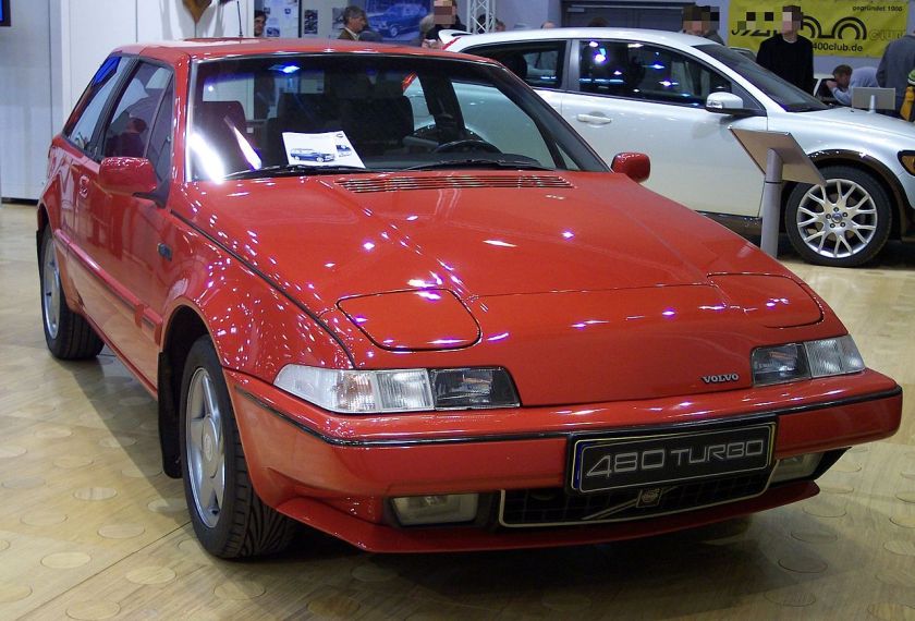 1986-95 Volvo 480 Turbo, met op de achtergrond zijn opvolger de C30