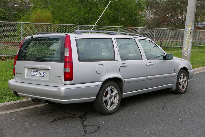 1999 Volvo V70 (MY00) 2.4 20V CD station wagon.