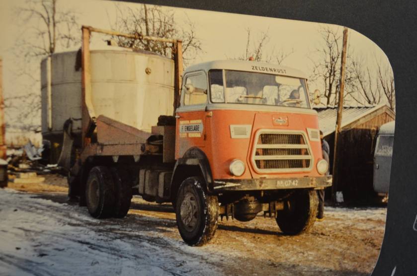 DAF in bijna zelfde uitvoering als de GINAF. hier verplaatst hij een 20.000 Liter Dieseltank met kettingen aan de portaal armen
