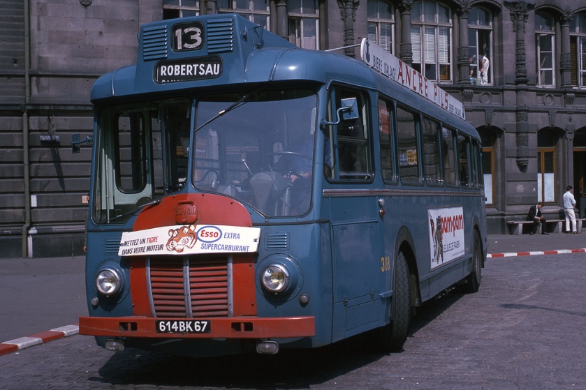 1950 Autobus Somua type OP5-2 de la CTS sur la ligne 13, place de la gare de Strasbourg, en 1965. Somua-Panhard de 100 ch.