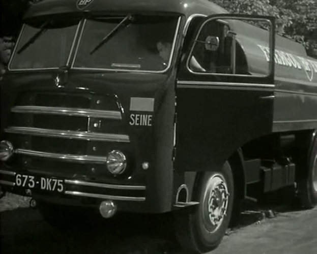 Trucks SOMUA JL19 en citerne carburant BP 1955