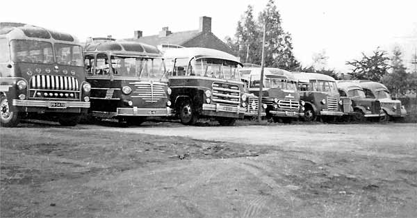 1956 wagens Lijstertours vlnr de DAF 12, de Büssing 14, de DAF 9, de Borgward 10, de Bedford 7, de Franse Ford 4, de Volvo 3 de Opel 8 en de Opel 16